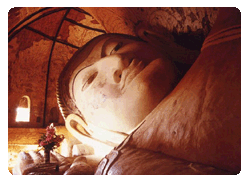 photo bouddha couche &agrave; bagan, Myanmar