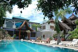 hotel et piscine de l'emerald Inn &agrave; Mandalay