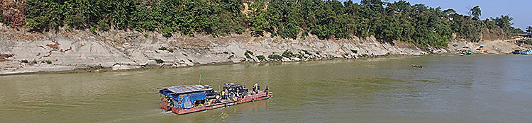 Nuestros Land Rover en el R�o Chindwin hacia el Nagaland - Birmania