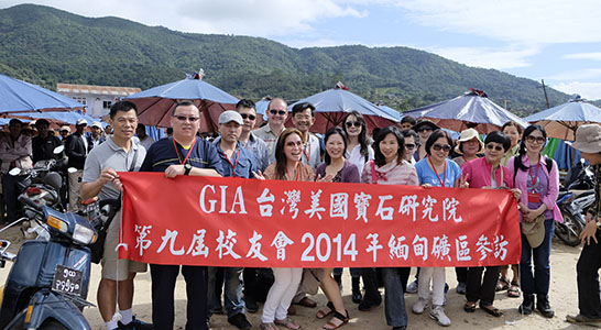 Los ancianos del GIA (instituto americano de Gemolog�a) de Taiwan. 
Mercado centr�l de Mogok
