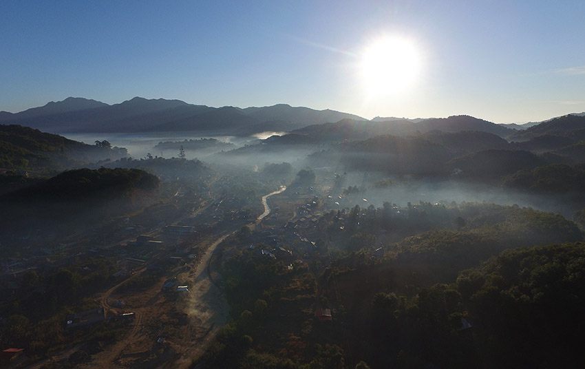 Vall�e de Mogok dans la brume le matin