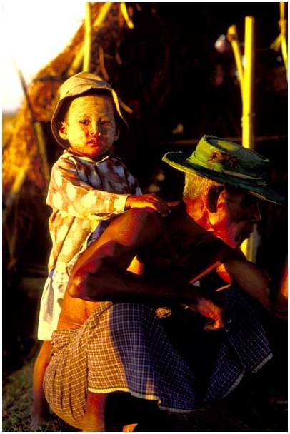jeune enfant dans une rizi&egrave;re au Myanmar