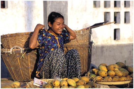 vendeuse de mangue au Myanmar