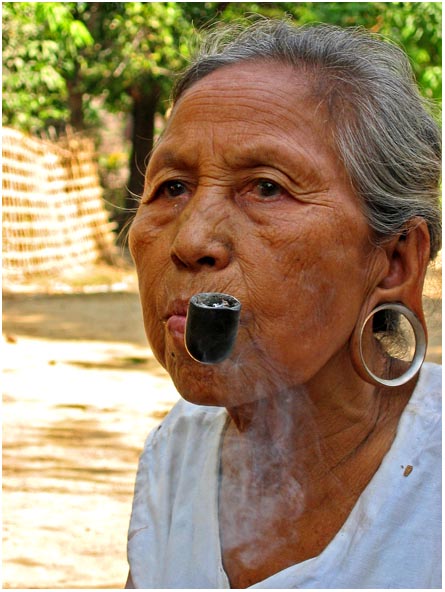 vieille femme fumant pipe � Mrauk-U