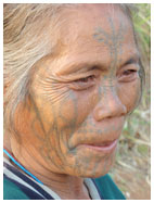 femme chin tatou&eacute;e