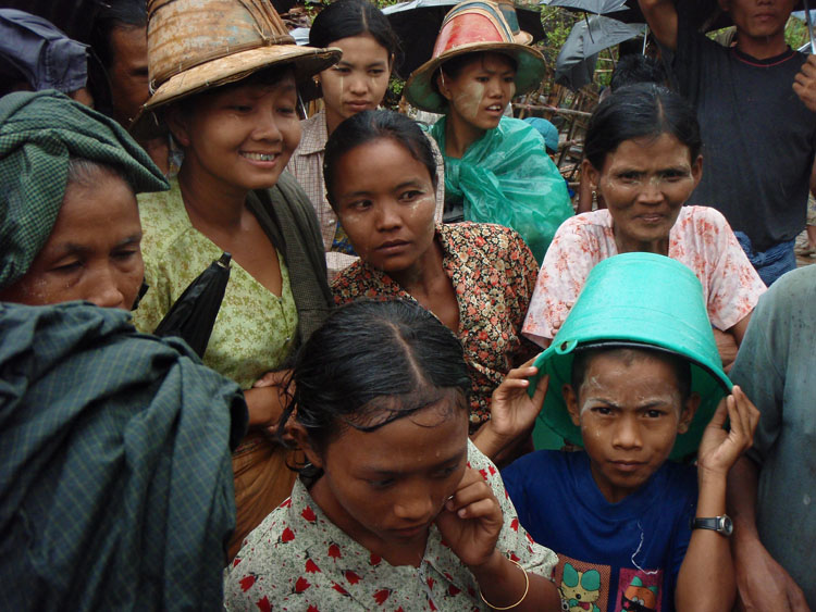 attente de la distribution village de Nyaung Pin Thar
