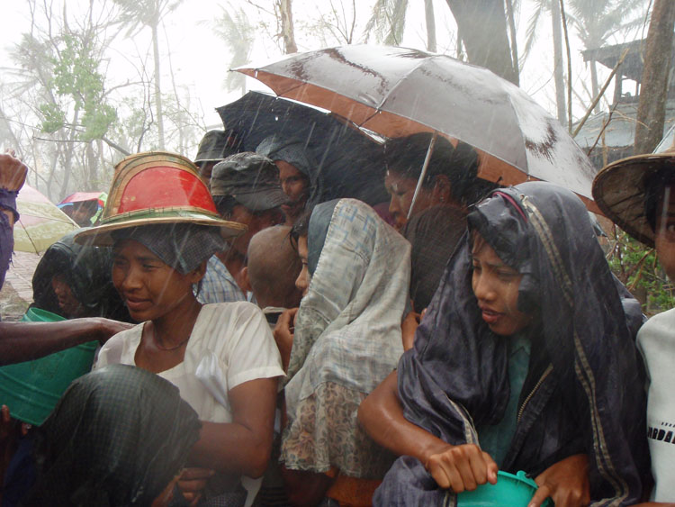 distribution &agrave; nyaung pin thar sous la pluie