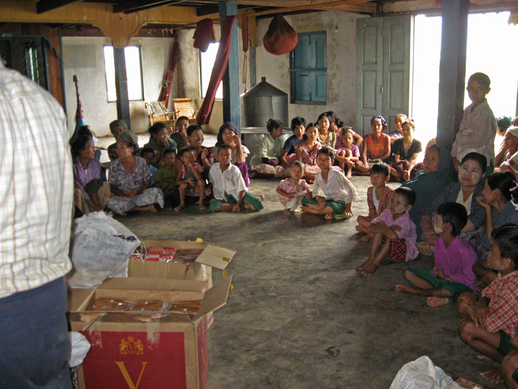 distribution monast&egrave;re de kyar Khan