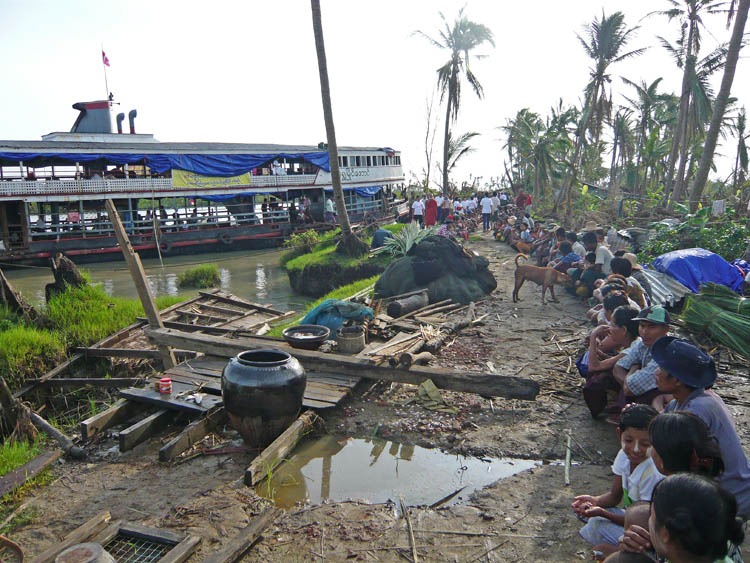 transfert de l'aide dans une petite pirogue pour distribution dans un village isol�