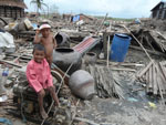 enfants jouant dans les d�combres