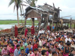 foule devant un monast�re d�truit