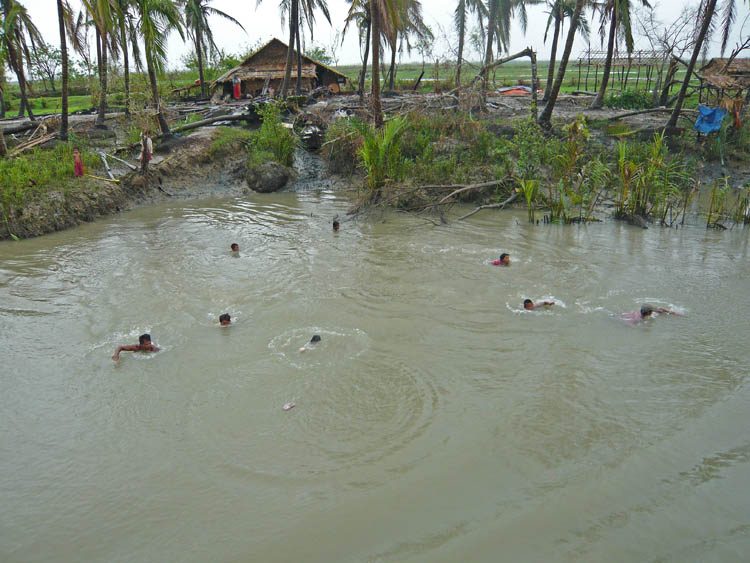 personnes se jettant � l'eau pour r�cup�rer de l'aide lors du passage du bateau