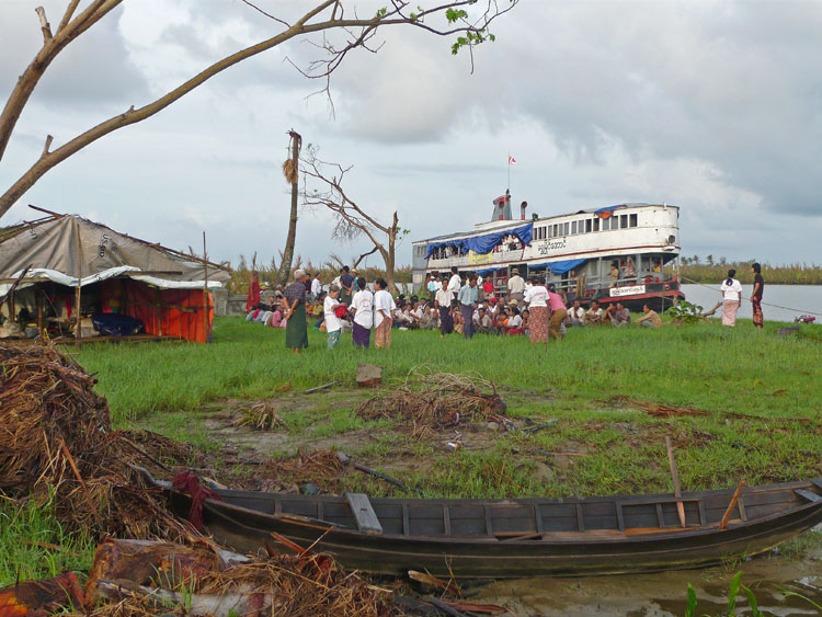 d�chargement de l'aide du bateau dans une tente Usaid dans ce qui reste du village