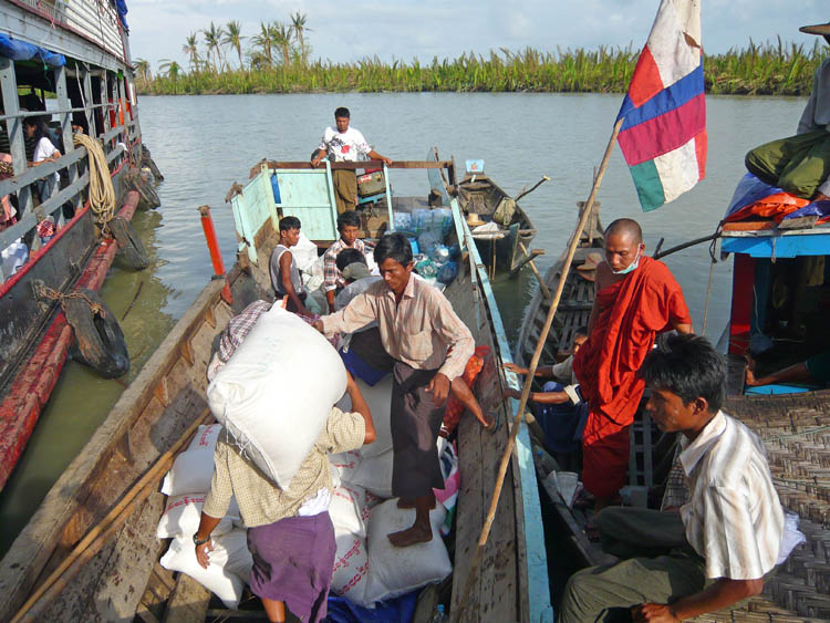 transfert de l'aide dans une petite pirogue pour distribution dans un village isol�
