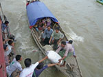 transfert aide � une pirogue