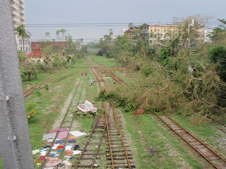 arbres sur les voies de la gare de yangon apres le passage du cyclone nargis
