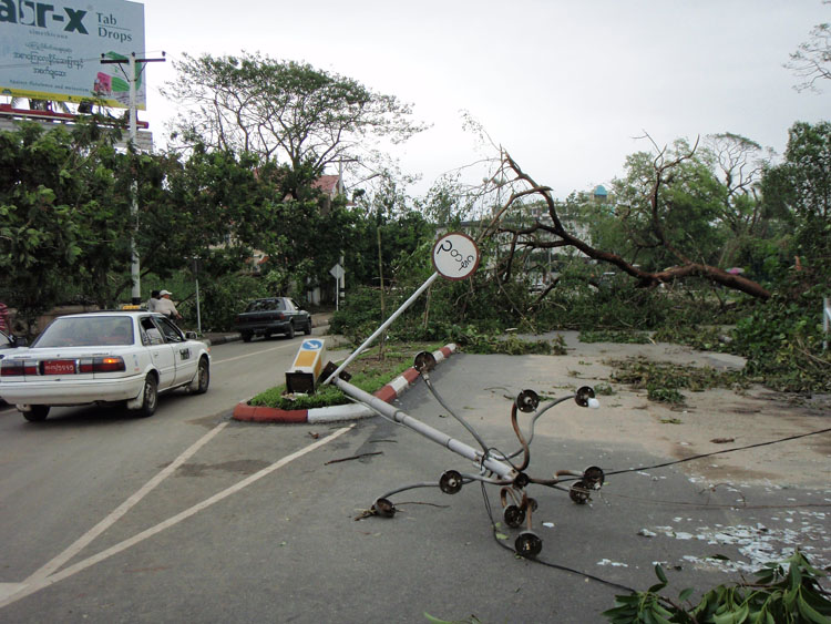 photo cyclone nargis 4 mai route barr&eacute;e parc kandawgyi