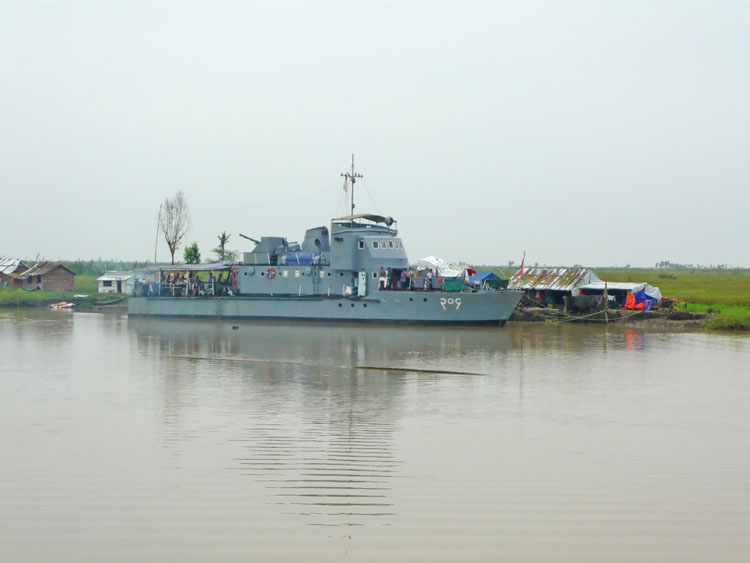 bateau de l'arm&eacute;e birmane dans le delta