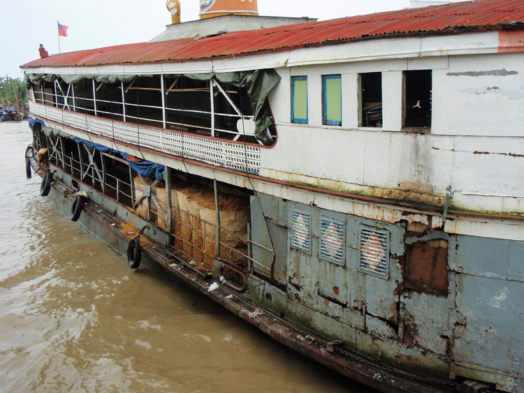 bateau &agrave; deux ponts typique du delta de l'Irrawaddy
