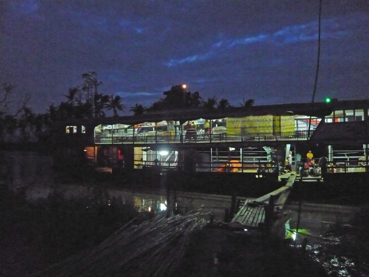 notre bateau de nuit &agrave; l'ancre