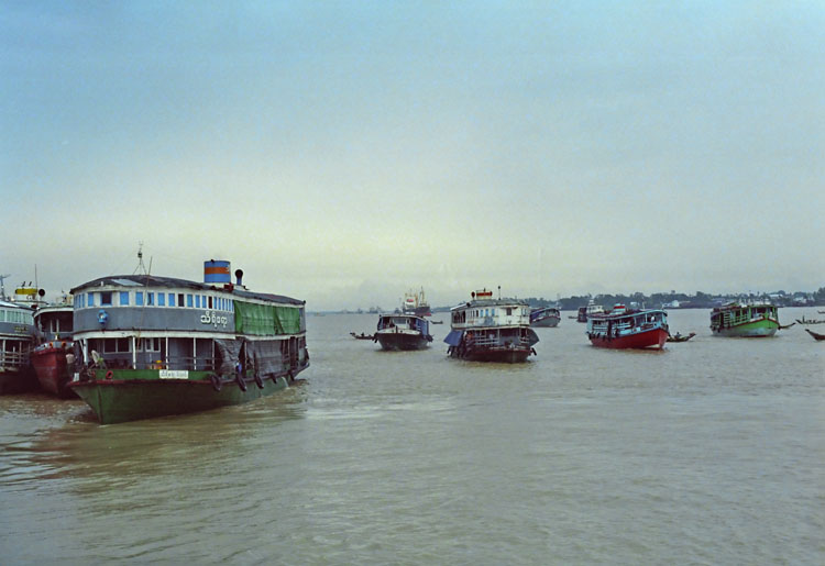bateaux sur l'Irrawaddy au d&eacute;part de Yangon