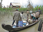 arriv�e en pirogue pour une distribution