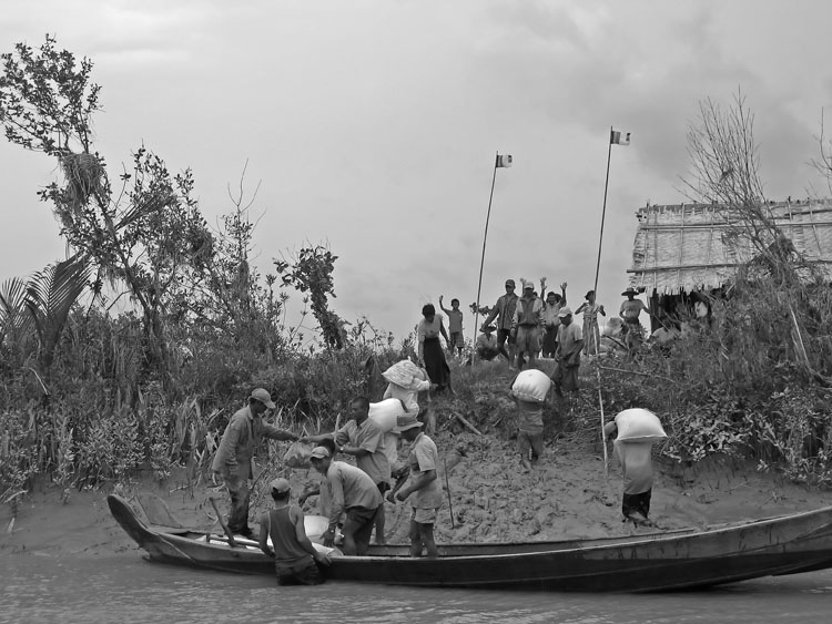arriv&eacute;e en pirogue pour une distribution
