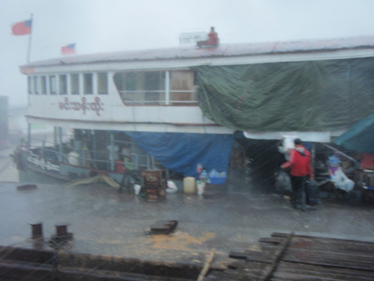 embarquement sous la pluie &agrave; Yangon