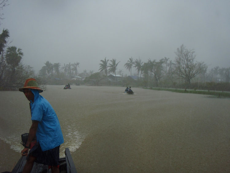 d&eacute;part en bateaux pour Taaung chaung