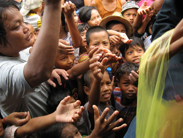 distribution nourriture &agrave; khungyangone