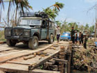 notre land rover sur le dernier pont r&eacute;par&eacute; avant bokkal&eacute;