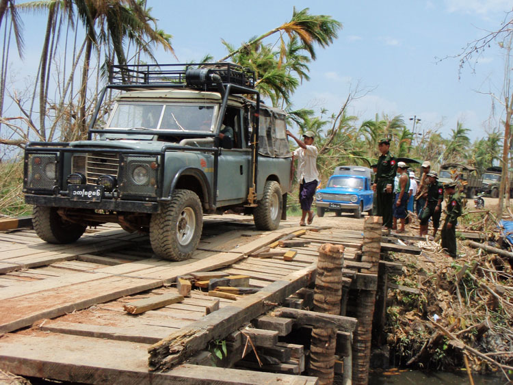 notre land rover sur le dernier pont r&eacute;par&eacute; avant bokkal&eacute;