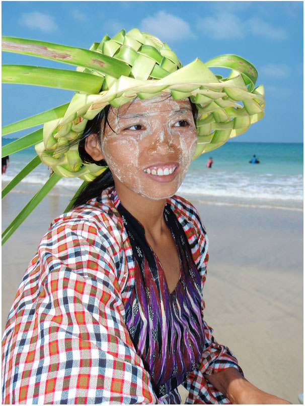 jeune fille birmane au Myanmar &agrave; la plage de Ngwe Saung
