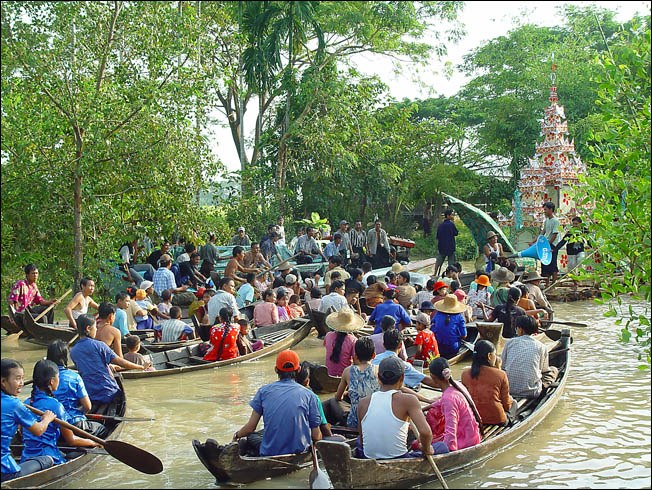pirogue pour le festival des lumi&egrave;res en birmanie