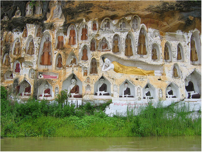 sculpture bouddhique à Pyay dans les falaises de l'Irrawaddy